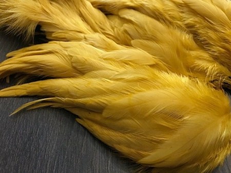 Marabou patches, hen saddles og capes ble farget av banan!